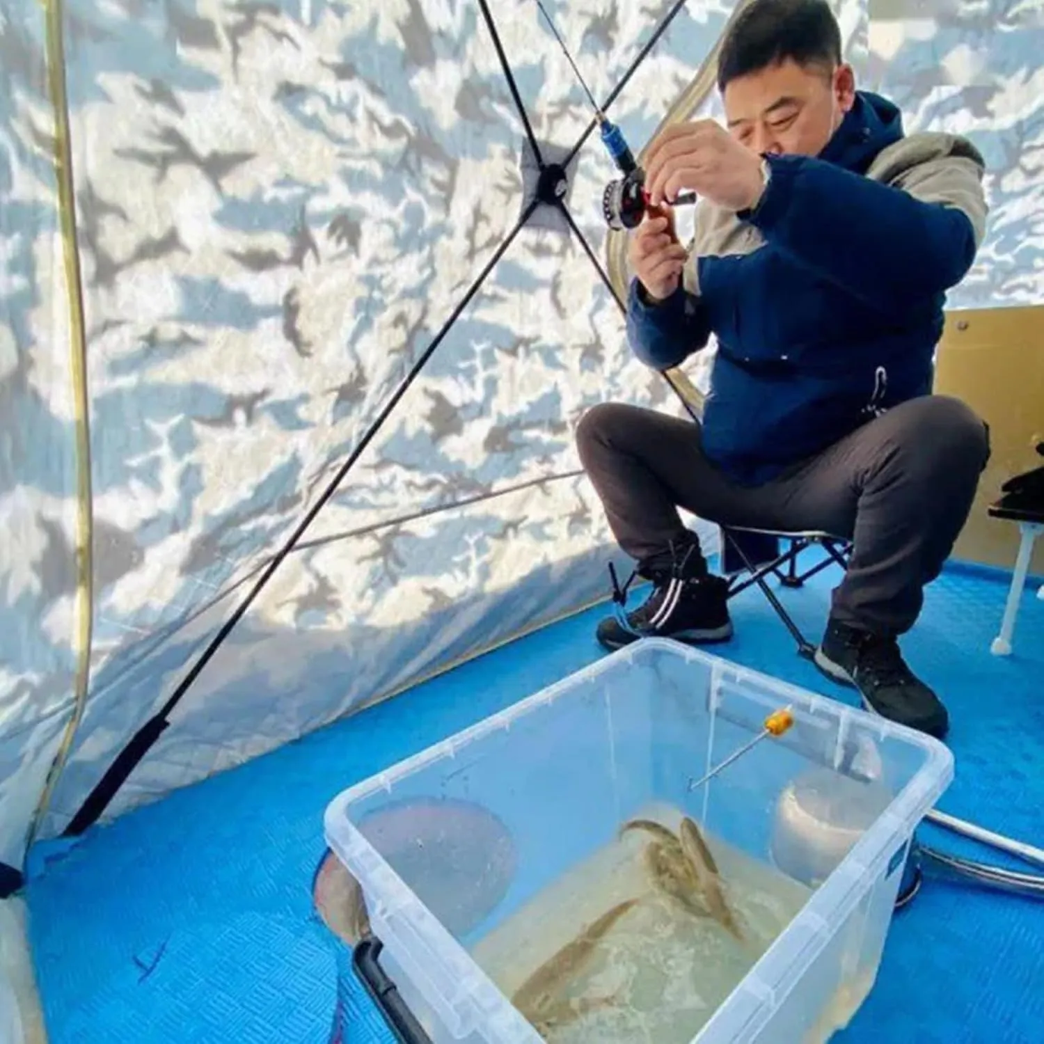 2-4 Person Ice Fishing Shelter Portable Insulated Ice Cube Tent for Ice Fishing Winter Fishing, Pop-up Ice Shanty with 8 Anchors (Blue 205 * 180 * 180cm)