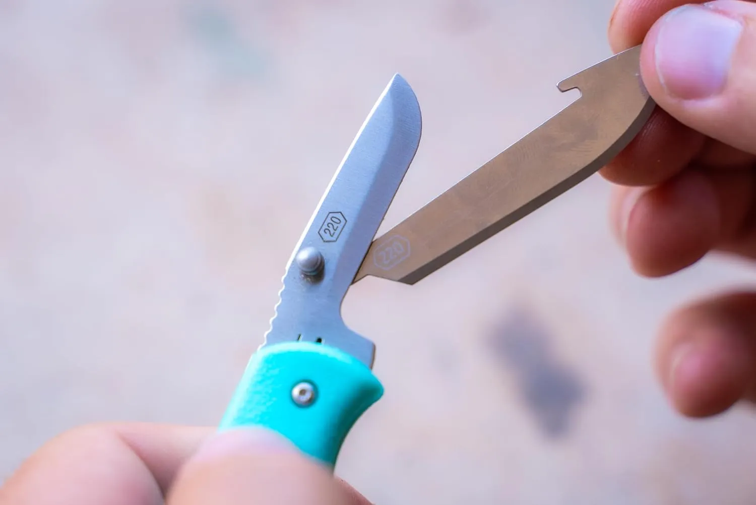 Outdoor Edge Razor Mini Folding Pocket Knife - Compact 2.2" EDC with RazorSafe Replaceable Blades - Perfect Small Everyday Carry - Includes 2 Replaceable Drop Point Blades - Great Gift for Women